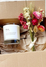 Load image into Gallery viewer, Mum candle &amp; dried flower bouquet gift box
